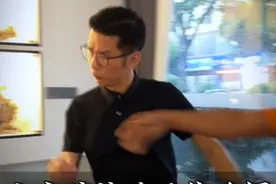 小女孩摔碎天价手镯 父亲不仅不道歉还打人！ #翡翠#珠宝  #翡翠手镯 #点翠文化视频封面