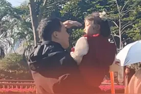 近日，广东深圳，小女孩在公园内游玩时跟家人走散，热心大哥单手扛着急寻家长！网友：捡到孩子的比丢孩子的还着急！#正能量 #热心市民视频封面