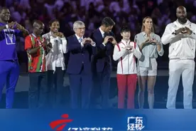巴黎奥运会闭幕式 孙颖莎作为亚洲运动员代表登台 与各大洲运动员代表一同熄灭圣火#巴黎奥运会闭幕式 #孙颖莎亚洲代表 #孙颖莎 #奥运火炬 #奥运圣火视频封面