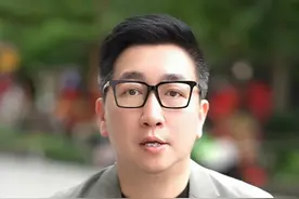 男孩玩水吸入桥洞水流湍急命悬一线！众人合力救回让人热泪盈眶！#众人激流中合力拽回坠河男孩#感动瞬间#正能量