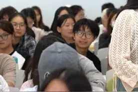4月16日，河南郑州。女大学生婚恋课上谈爱情观获掌声：“现在对男生的要求太高了，身高学历家庭不是一代人能达到的，好的爱情关系是两个人一起进步”视频封面