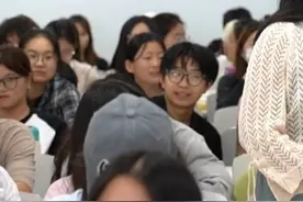 4月16日，河南郑州。女大学生婚恋课上谈爱情观获掌声：“现在对男生的要求太高了，身高学历家庭不是一代人能达到的，好的爱情关系是两个人一起进步”视频封面