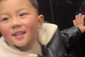 【#妈妈生完二胎儿子暖心上前帮拉轮椅 】近日，河南南阳，妈妈生完二胎从产房出来，两岁的儿子在门外和家人等候，儿子看到妈妈坐在轮椅上出来时，暖心上前帮妈妈拉轮椅。网友：#他清澈眼神里都是对妈妈的爱 。视频封面