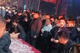 全网最爱发钱的老板来了！河南矿山集团发放超1亿元年终奖。创始人崔培军：企业管理者一定要疼爱员工，不然就是傻子！人心换人心，将心比心！视频封面