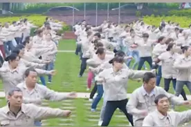 重庆谭木匠公司940名员工有341人是残疾，还有48对残疾夫妻。谭木匠创始人18岁时意外失去右手：想让和我一样的残疾兄弟姐妹在我这里能够工作、生活、自强自立。#谭木匠 #谭木匠940名员工有341人是残疾视频封面