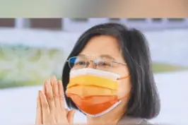 【美军F-15挂弹对付歼-20？台湾网友都笑了】台媒日前炒作，美军F-15挂实弹现身台海，“目标是歼-20”。岛内网友讽刺F-15太老旧，恐成“沙包”。