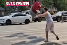 爷爷因家庭矛盾赌气，将刚满月的双胞胎孙女扔马路上，警方回应：已批评教育孩子无碍#家庭矛盾 #双胞胎 #爷爷视频封面