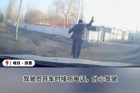 十字路口惊魂一幕！两车碰撞，白车失控撞人    交警提示： 行经没有交通信号灯的路口，应减速慢行停车瞭望，礼让右方车辆先行后，再依次通过路口。#礼让行人 #交通安全 #危险动作请勿模仿视频封面