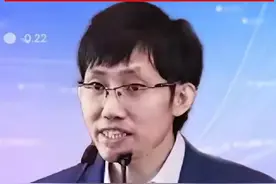 让华尔街“颤抖”的东方男人，DeepSeek创始人梁文锋，17岁考上浙大，36岁掌管千亿私募，被海外称作“东方的神秘力量”#DeepSeek  #梁文锋视频封面