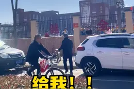 #新人隔墙给户外活动的学生撒喜糖 ：抢糖的高兴，撒糖的更高兴 。@摄影师|小杰📷视频封面