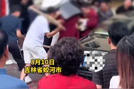 婚礼现场“打作一团”，伴郎手持盾牌锅盖保护新郎，拍摄者：当地风俗，打得越激烈越喜庆#婚闹 #打架 #风俗视频封面