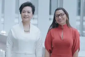 彭丽媛同巴西总统夫人罗桑热拉参观中国国家大剧院视频封面