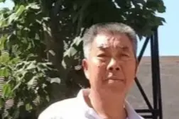 许昌市长葛市寻人：六旬老人走失，穿白色印花短袖、灰色裤子，拎红色水杯图片