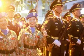 4月25日，解放军仪仗司礼大队亮相越南，当地民众纷纷合影视频封面