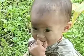 小城和母亲外出 母亲带着小城去摘水果，到破房子寻找东西拾捡花生，回家休息#越南生活 #越南农村 #农村生活 #农村孩子 #内容启发搜索视频封面