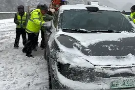 【一线路况播报】 受降雪天气影响，福银高速蓝商段、沪陕高速西商山区段，主线及沿线收费站管制，解除时间待定。交警部门已联系路政养护部门积极开展除雪作业。请司乘人员提前择路绕行。#平安春运交警同行 #高速公路 #文明交通携手共创视频封面