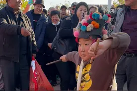 11月18日（采访），河北保定，小孩哥在庙会上即兴打鼓，抬手就起范儿，表情超生动。网友：每帧都是表情包！#民俗文化 #庙会文化 @传统民俗-小辉视频封面