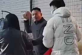 3月18日（报道），河南商丘，被救司机及家属拿钱和锦旗，感谢商丘咬撬棍救人的“泳”哥，李南京：不要钱！再让我就把钱扔了！锦旗我要，锦旗给我视频封面