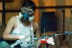 卢天赐的死彻底点燃了卢少骅的野心。 #扫毒风暴