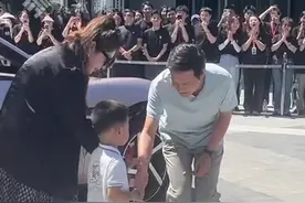 7月6日，北京，首批小米YU7今日交付，#千亿总裁雷军又给车主开车门 ，弯腰和小朋友握手送花。