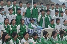 “最珍贵的记忆  一个都不能少” 初三男孩生病住院，全班同学步行到医院和他一起拍毕业照！爸爸哽咽:“很感动 他们没有遗忘我的孩子”#毕业季 #总有温暖在身边 （来源：博哥_22）视频封面