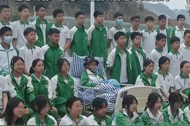 “最珍贵的记忆  一个都不能少” 初三男孩生病住院，全班同学步行到医院和他一起拍毕业照！爸爸哽咽:“很感动 他们没有遗忘我的孩子”#毕业季 #总有温暖在身边 （来源：博哥_22）视频封面