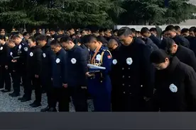 南京鸣响防空警报 向遇难同胞默哀 12月13日，#南京大屠杀死难者国家公祭日  。警报响彻南京天空，向遇难同胞默哀。视频封面