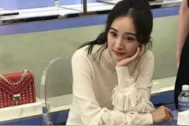 杨幂穿超短裙出席活动！坐透明凳子的姿势火了，一般姑娘学不来视频封面