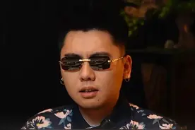 7月13日，揽佬接受《第一现场》记者冷凝专访时，谈到《八方来财》创作过程，自称“懒”佬：“那段我不知道要唱什么，直接就来财了” @抖音短视频 @DOU+小助手 #揽佬 #八方来财 #来财