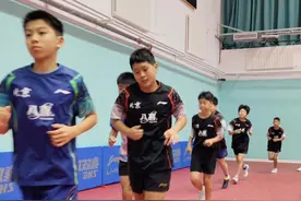 【#走进冠军摇篮北京先农坛体校  ｜马龙王楚钦都逃不掉的“3+2”，到底是什么？】在巴黎奥运会上夺冠的马龙、王楚钦、杨家玉都来自北京先农坛体校，亚军肖若腾也出自这里。近日，记者走进这处“冠军摇篮”，为您带来冠军背后的故事。乒乓球教练李木桥介绍，体校的生活很简单，3+2——吃饭、睡觉、训练和加练、文化课。体校的环境又很纯粹，很适合像修炼一样，打磨技术。日复一日，就像马龙、王楚钦在体校的每一天。视频封面