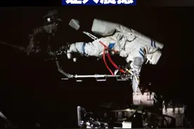 【中国航天员这段话让人震撼】神舟十八号乘组在空间站驻留了192天，创造了在轨时间最长纪录。谈及太空作业感受时，航天员叶光富说：“你看到下面真的是一片黑暗，感觉没着没落的，飘了，把自己吓一跳。”视频封面
