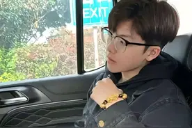 21岁机车网红周钧灏，因意外车祸去世，父亲晒出儿子生前照片哀悼，7月5日举行出殡仪式（津云）#大象主播说 @大象新闻主持人刘琳