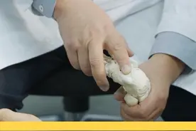 一走路就脚底疼，警惕足底筋膜炎 #医学科普 #足底筋膜炎 #医疗健康创作训练营 #抖出健康知识宝藏