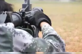 女兵魔鬼训练周，正式开始！翻山路、过泥潭...女兵们需要完成32个科目的考核，平均每天只有4-5小时休息调整...致敬！铿锵玫瑰！#保家卫国 #辛苦了 #迷彩 #青春 视频封面