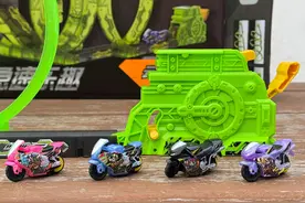 网红水车发现飕狗摩托盲盒玩具 飕狗摩托九星对战太好玩了