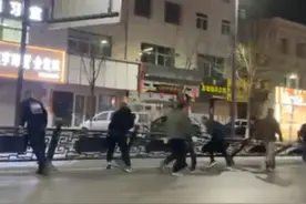 山西交城，一群人温暖一座城，市民合力扶起被风刮倒的护栏 #正能量 #温暖瞬间 #山西dou知道 #热点 视频来源：@缘梦视频封面