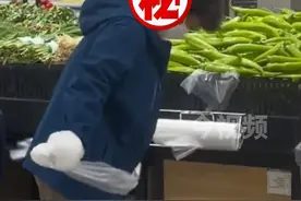 （来源@霹雳小啊爆 ）大妈超市内狂扯塑料袋，一会儿功夫手上卷了一大包。超市：我们也很无奈，只能劝说。#社会百态 #素质 #你怎么看视频封面