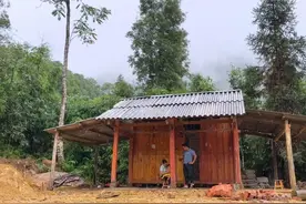 让老婆充当劳力，从新给木房子铺上水泥地，天宫不美下起了小雨视频封面