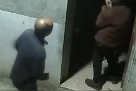 “在妈妈身边 永远是长不大的孩子”，90岁老母亲慢悠悠拄拐回屋休息，70岁儿子跟在身后调皮学步视频封面