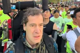 12月1日，俄罗斯男子上海参加马拉松，赛前齐唱国歌时主动脱帽以示尊重，网友：感谢你，中国的马拉松赛场上常有你的身影！#外国男子在中国脱帽唱国歌视频封面