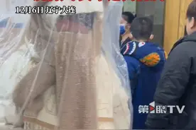 产妇出院回家坐月子怕受风，家人拿腌酸菜的塑料袋给她罩上：既防风，又不遮挡视线！（来源：@可心儿）视频封面
