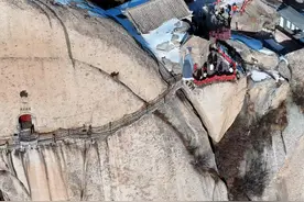 你知道华山长空栈道下面有多少部手机吗？ 今天出期华山长空栈道动画路线视频，让你更直观的看到在悬崖峭壁上行走的方向，终点是思过崖，最后需要原路返回！@华山西峰大索道（太华索道） #出发游山河 #华山西峰索道 #旅游 #华山 #航拍