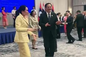 老挝总理宋赛国宴欢迎泰国总理佩通坦来访
一起南旺舞（团结舞）将泰国老挝两国友谊再次升级
#老挝资讯情报 #泰国总理  #佩通坦  #东盟峰会  #老挝总理 #宋赛视频封面