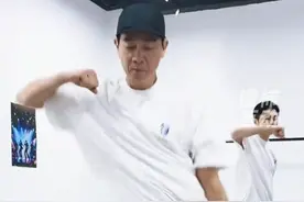 58岁陈小春练习室跳舞惊呆网友，动作干净利落，力度控制到位，网友：后面的张智霖不知道在忙什么#陈小春 #跳舞 #披荆斩棘