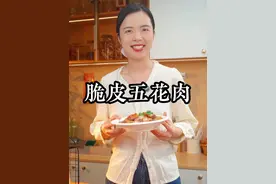 不用烤箱不用炸，只要家里有平底锅，就能做出饭店88块一份的脆皮五花肉，焦香味美，每一口都嘎嘣脆，学会再也不用出去买了#脆皮五花肉