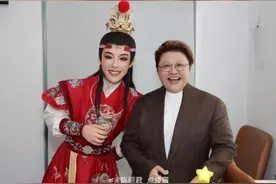 #韩红夸我的大观园乐团专业  #陈丽君感谢韩红的肯定和指导 
5月18日，陈丽君主演的《我的大观园》在北京站巡演，韩红、陈昊宇等众多明星出席。次日，陈丽君晒出一组合影并发文：北京中央歌剧院两场《我的大观园》落幕啦！很高兴和大家相逢、重逢在剧场，很高兴当初说“来看戏呀”变成了现实，很高兴我的师友们一起入园，谢谢我韩老师的肯定和指导。此前，简介为浙江小百花越剧团小提琴手的网友分享了“何其有幸，能得到韩红老师的赞许”的视频，视频中韩红夸《我的大观园》乐团专业，“我从来不会想到，一个戏曲的乐团里面，有这样一支非常专业且宏大，音乐感觉极好，伴奏恰到好处的一支管弦乐团。”