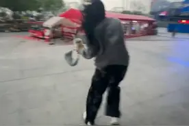 武汉大风吹出打醉拳的感觉 武汉9级大风来袭，网友：吹出打醉拳的感觉。寒潮横扫武汉，接下来这波降温有点猛！（来源：冷酷小美 武汉气象）#大风  #天气  #寒潮  #降温  #武汉天气视频封面