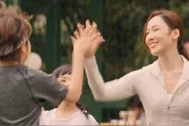 #灿烂的风和海  为了争取和一个艺术家的合作，Casey#李施嬅   和Frank#诺亚   一起参加亲子运动会，Frank一直关注着艺术家的女儿恬恬，发现了她的不舒服，帮她换掉不合适的鞋，两人因此拉近了和艺术家的关系，还一起组队玩游戏。视频封面