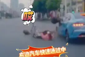直行绿灯司机正常起步 遇一家长载着女孩骑电动车闯红灯 右边车加速通过路口未看到电动车撞倒两人 电动车碎片散落一地#交通安全 #交通视频封面