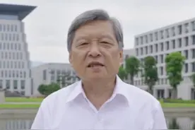 王树国校长引用汪国真先生诗句，勉励高考学子——既然选择了远方，便只顾风雨兼程。#仲夏逐梦季视频封面